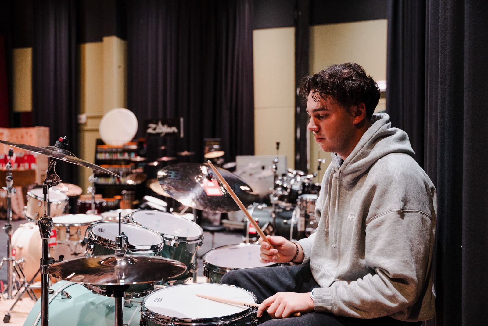 Jonge drummer speelt op een akoestisch drumstel