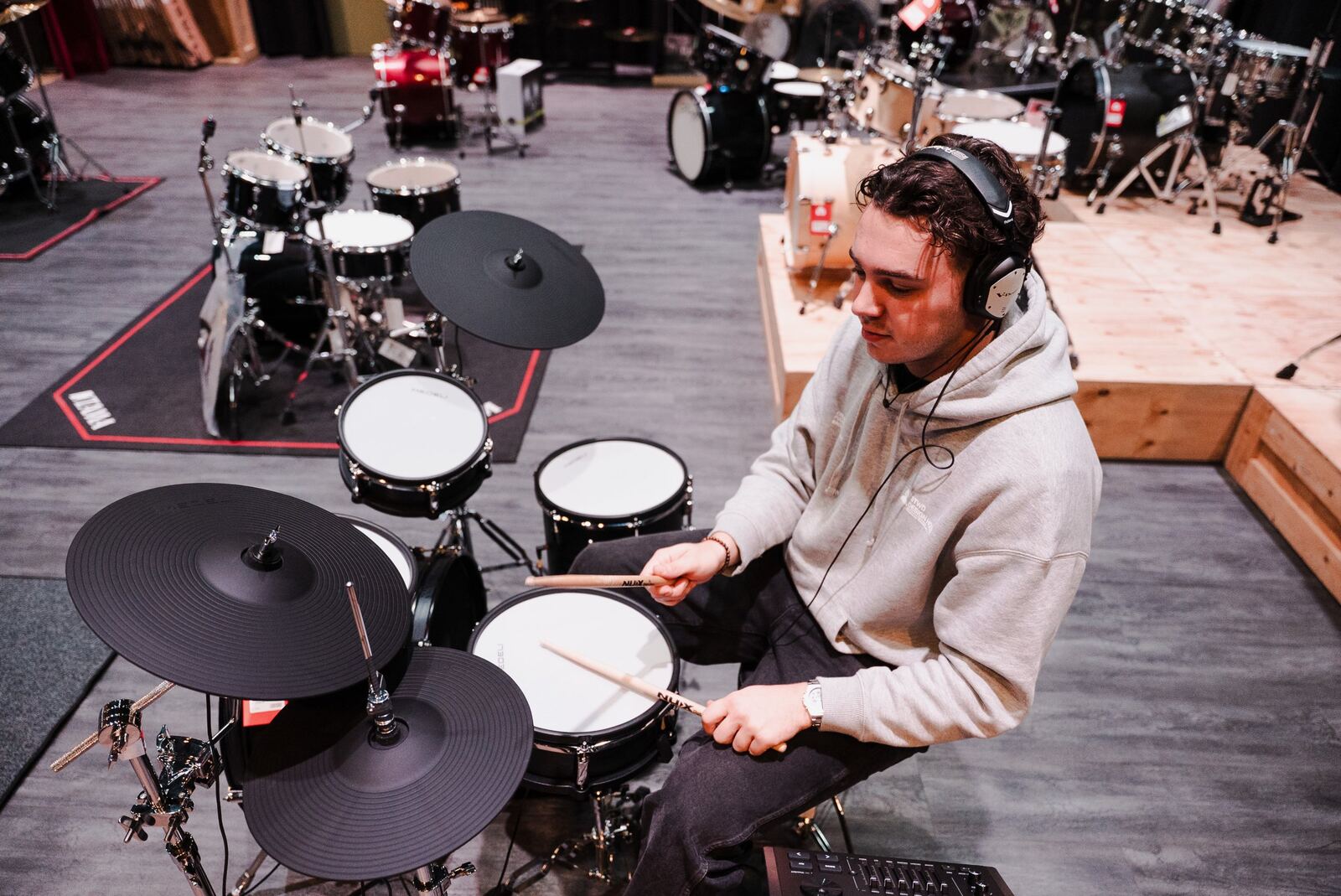 Drummer met koptelefoon speelt op een elektronisch drumstel