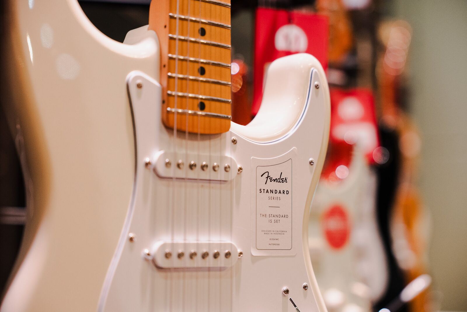 Witte elektrische gitaar in close-up