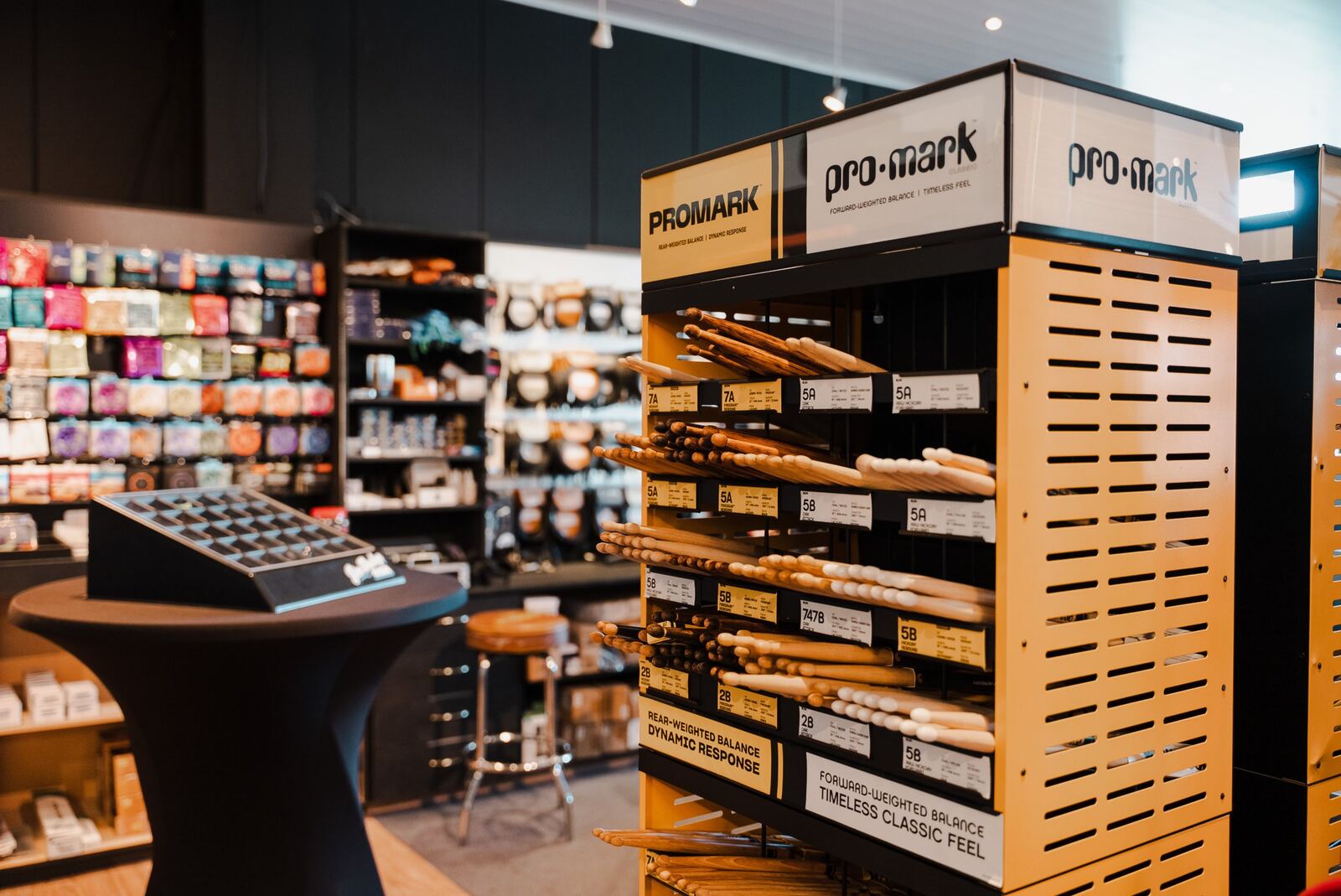 Display met drumaccessoires