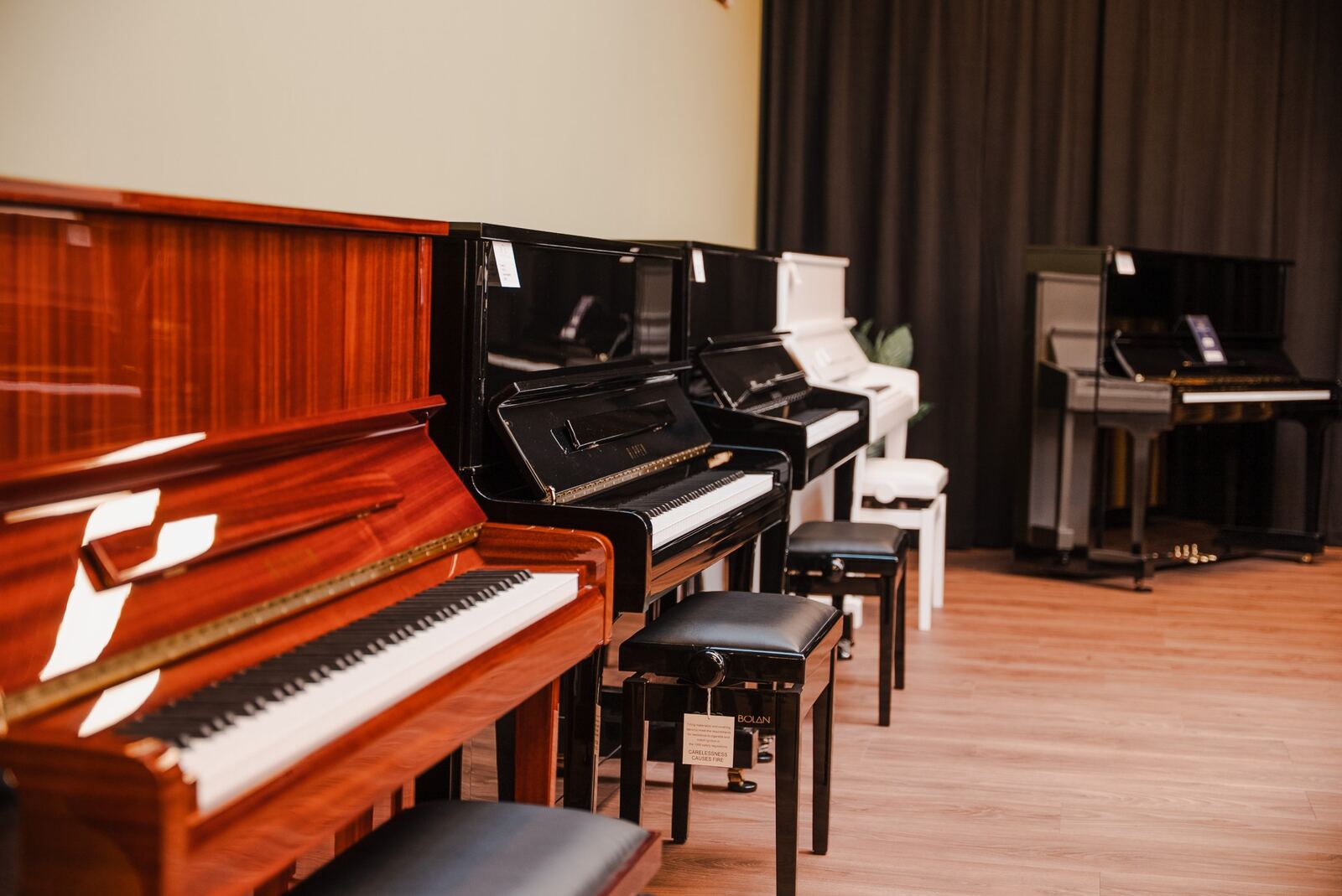 Rij buffetpiano's in de showroom